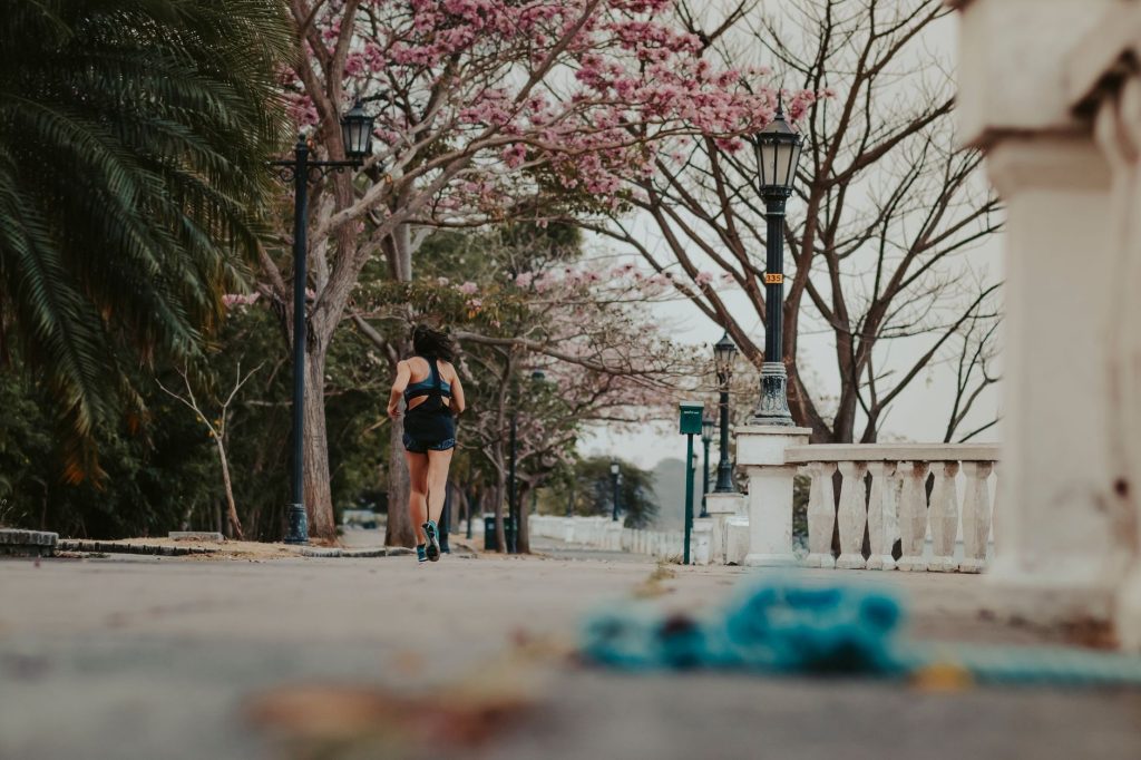Étirements courts après running pour mobilité et prévention